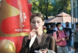 穿黑裙的时尚女生