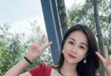 坐在公园长椅上，红裙衬着绿意，连风都变得温柔起来。比出的剪刀手，是对生活最直白的热爱。黑丝勾勒出优雅线条，脚下的红鞋与裙装呼应，在自然里绽放出一抹热烈的美。