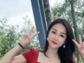 坐在公园长椅上，红裙衬着绿意，连风都变得温柔起来。比出的剪刀手，是对生活最直白的热爱。黑丝勾勒出优雅线条，脚下的红鞋与裙装呼应，在自然里绽放出一抹热烈的美。