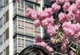 滨江步道闲逛，垂丝海棠下撞见松弛感拉满的拍花女生