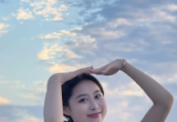 年轻女人时尚穿搭风格分享# 这位美女在户外自拍，背景是美丽的风景。