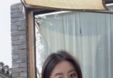 分享高气质魅力女人#推开满是绿意的窗边小店，柔和的自然光漫过木桌，安静消解所有浮躁。浅淡的蓝上衣搭配松弛的午后，甜品与清茶摆在手边，不必追赶时间，就静静享受这份不慌不忙、温柔治愈的独处时光。