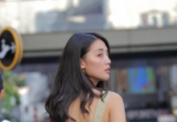 撞色美学与松弛感，杏色工装背心下的复古街头诗！