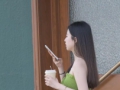 靓衣坊：街拍妹子。“成年人的清醒，是明白没有谁离不开谁。能失去的，本就不属于你；能离开的，皆是路人。” #紧身牛仔裤 #夏季ootd #绿色穿搭系列 #辣妹穿搭 #极品身材
