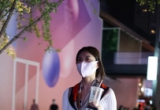 穿牛仔裤的时尚女生