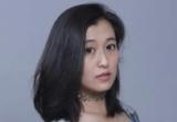 浅灰干净背景衬出彩衣，明媚笑容撞出松弛轻熟感，大方又有韵味。#素净人像照# #清透人像写真# #浅灰职场风写真# #浅灰静谧写真# #素净人像#