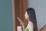 靓衣坊：街拍妹子。“成年人的清醒，是明白没有谁离不开谁。能失去的，本就不属于你；能离开的，皆是路人。” #紧身牛仔裤 #夏季ootd #绿色穿搭系列 #辣妹穿搭 #极品身材
