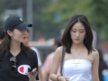 穿牛仔短裤的时尚女生