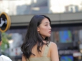 撞色美学与松弛感，杏色工装背心下的复古街头诗！