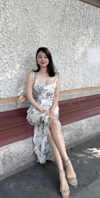 墨韵文斋：流水绕繁花，温柔落衣衫。