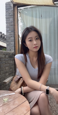 分享高气质魅力女人#推开满是绿意的窗边小店，柔和的自然光漫过木桌，安静消解所有浮躁。浅淡的蓝上衣搭配松弛的午后，甜品与清茶摆在手边，不必追赶时间，就静静享受这份不慌不忙、温柔治愈的独处时光。