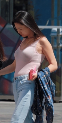 街拍美女30张图片