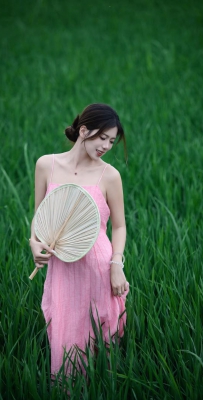闯入宫崎骏的夏天，风翻绿浪，蝉鸣织成白噪音，镜头里的稻田就是最好文案#稻田风光 拍摄：@人像魔法师《临海旅拍&约拍》