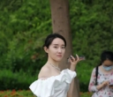 清姿雅集：街拍一位俏皮的小