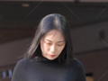 把合身修身的黑色打底塞进直筒牛仔裤，衬得有氛围感的女生线条利落气质舒展大方