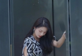 穿黑裙的时尚女生