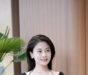 黑色宽松上衣 + 灰色阔腿裤，在轻奢商场，拍出轻熟松弛氛围感
