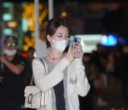 穿黑裙的时尚女生