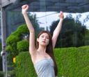 穿牛仔短裤的时尚女生