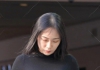 把合身修身的黑色打底塞进直筒牛仔裤，衬得有氛围感的女生线条利落气质舒展大方