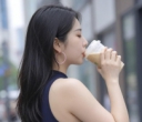 简约链条包点缀修身裙，轻松穿出夏日慵懒风情
