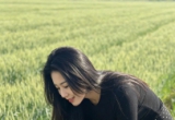 分享小区里随手拍的花草树木照# 田园少女风，黑裙白点，微笑蹲坐，阳光明媚