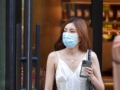 穿白裙的时尚女生