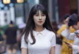 穿牛仔裤的时尚女生