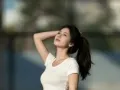 勇往直前的沙滩RR：#如何搭配时髦修身牛仔裤?#时髦修身蓝色牛仔➕白色短袖，舒适舒服！