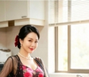 小区楼下散步偶遇舒展女士-花衣养风韵穿搭全无堆砌感