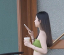 靓衣坊：街拍妹子。“成年人的清醒，是明白没有谁离不开谁。能失去的，本就不属于你；能离开的，皆是路人。” #紧身牛仔裤 #夏季ootd #绿色穿搭系列 #辣妹穿搭 #极品身材