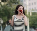 穿条纹裙的时尚女生