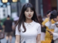 穿牛仔裤的时尚女生
