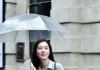 雨中漫步，伞下佳人，灰裙白衫，优雅又带点小俏皮。