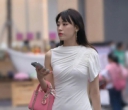 穿白裙的时尚女生