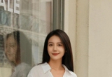 浅蓝牛仔裤搭配亚麻白衬衣，适合逛街拍照，随性出片，温柔耐看