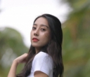 00022街拍套图：在郊外的长发热裤姑娘
