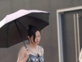 穿黑白群的时尚女生