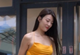 穿橘色群的时尚女生