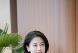 黑色宽松上衣 + 灰色阔腿裤，在轻奢商场，拍出轻熟松弛氛围感