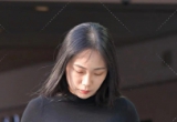 把合身修身的黑色打底塞进直筒牛仔裤，衬得有氛围感的女生线条利落气质舒展大方
