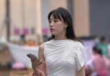 穿白裙的时尚女生