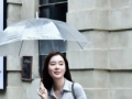 雨中漫步，伞下佳人，灰裙白衫，优雅又带点小俏皮。