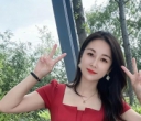 坐在公园长椅上，红裙衬着绿意，连风都变得温柔起来。比出的剪刀手，是对生活最直白的热爱。黑丝勾勒出优雅线条，脚下的红鞋与裙装呼应，在自然里绽放出一抹热烈的美。