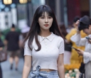 穿牛仔裤的时尚女生