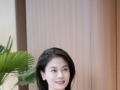 黑色宽松上衣 + 灰色阔腿裤，在轻奢商场，拍出轻熟松弛氛围感