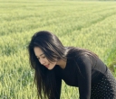 分享小区里随手拍的花草树木照# 田园少女风，黑裙白点，微笑蹲坐，阳光明媚