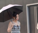 穿黑白群的时尚女生