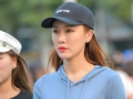穿蓝裙的时尚女生