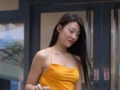 穿橘色群的时尚女生